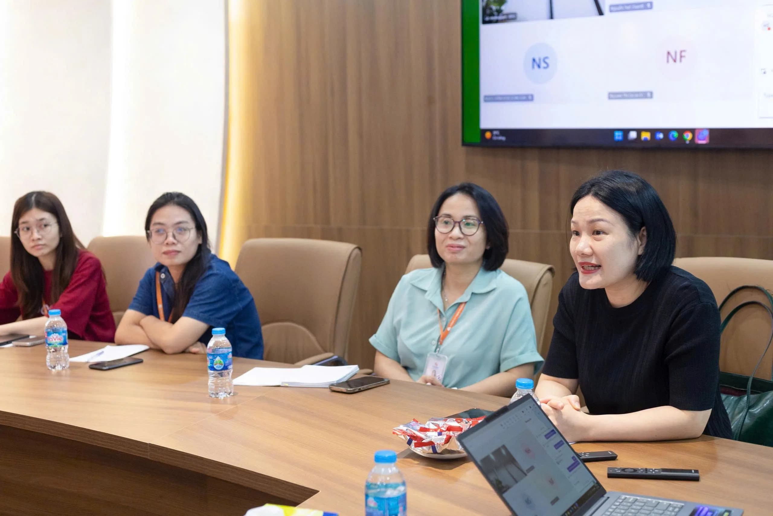 Minh Đỗ trong buổi đào tạo cùng học viên
