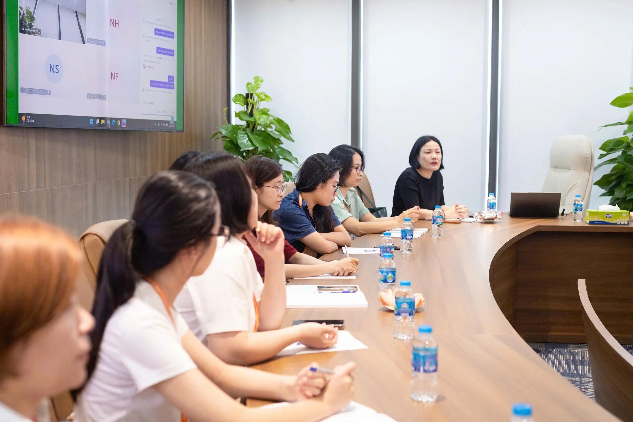 Minh Đỗ chia sẻ trong lớp học doanh nghiệp