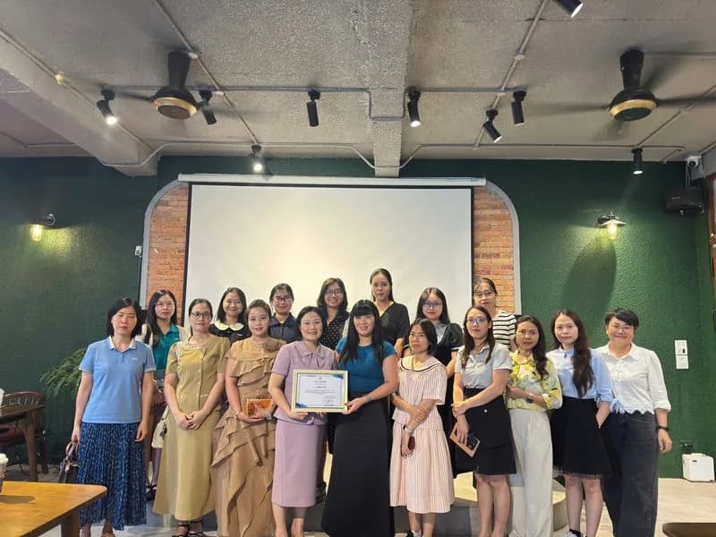 Minh Đỗ cùng học viên trong chương trình đào tạo