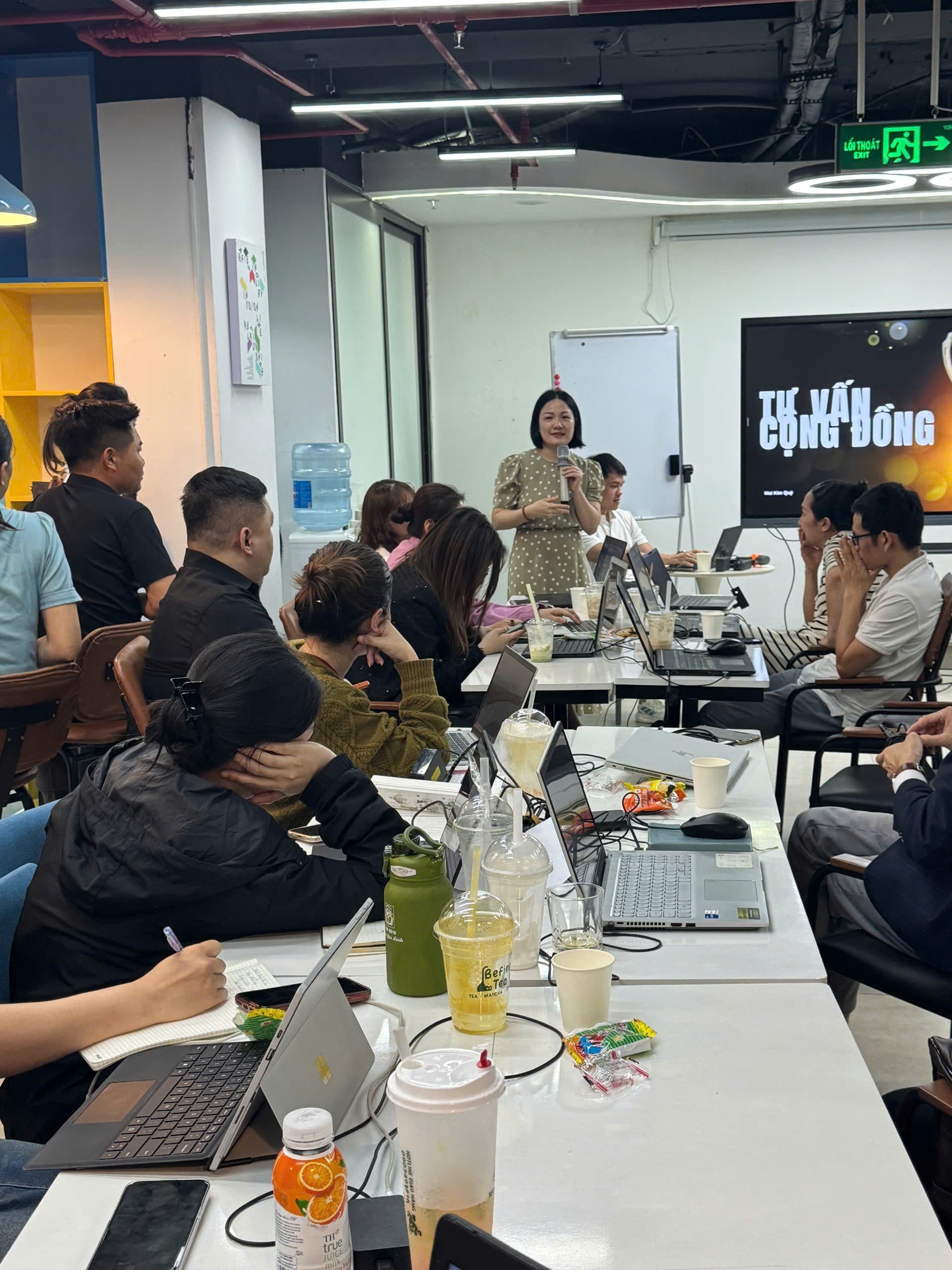 Ảnh lớp học thực tế từ tài liệu Thuế CEO